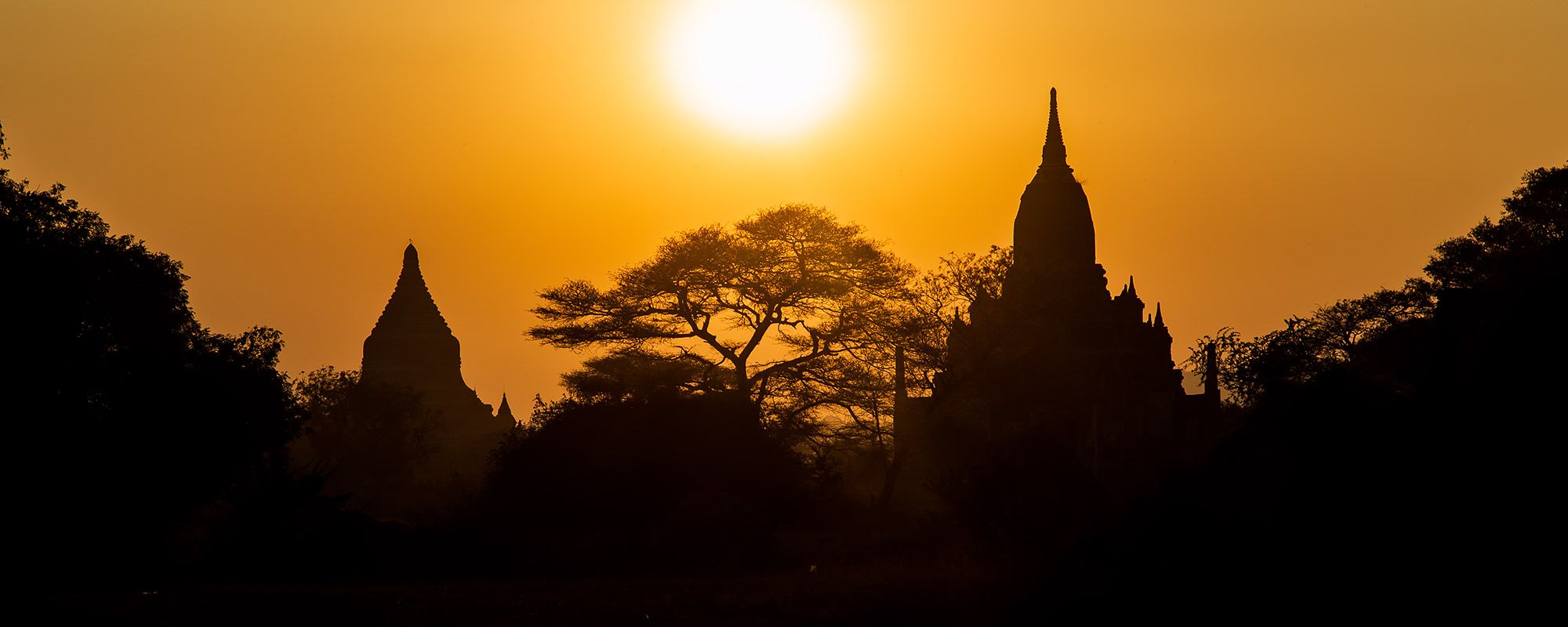 Sonnenuntergang mit Tempel in Bagan
