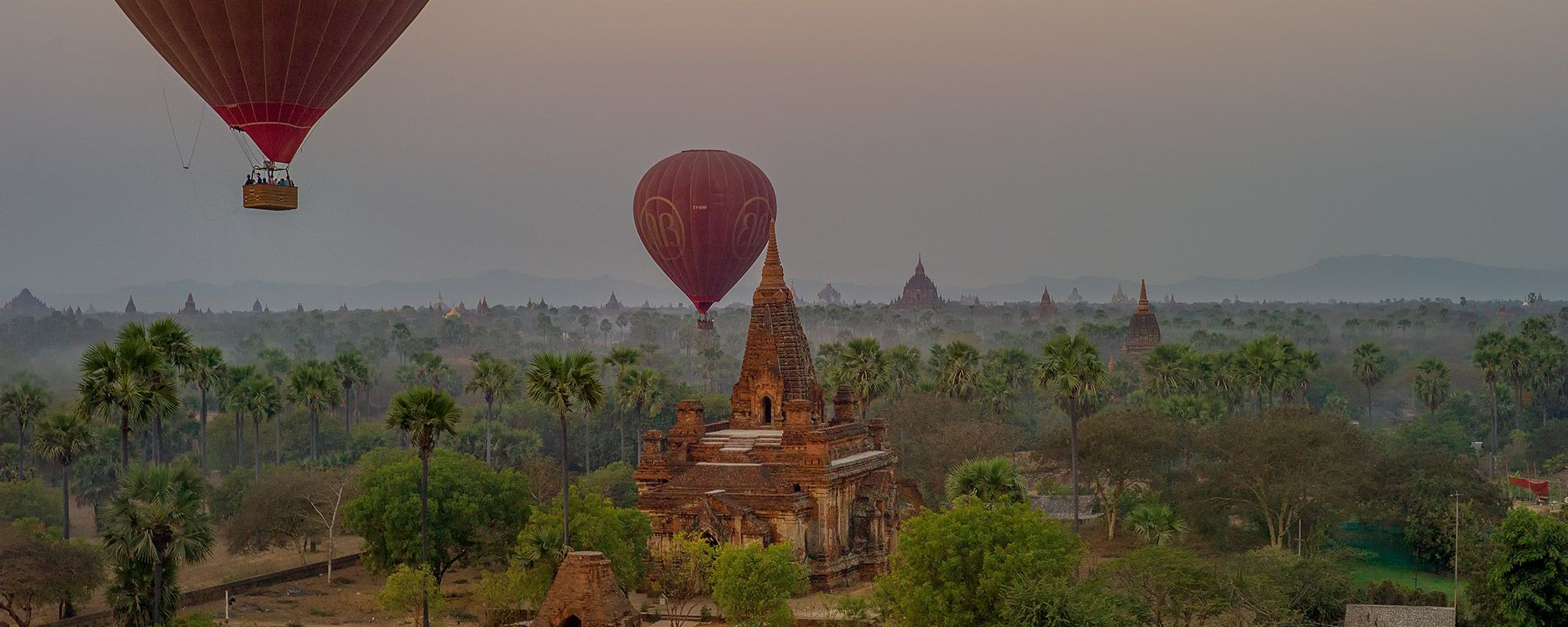Ballons über den Tempeln von Bagan
