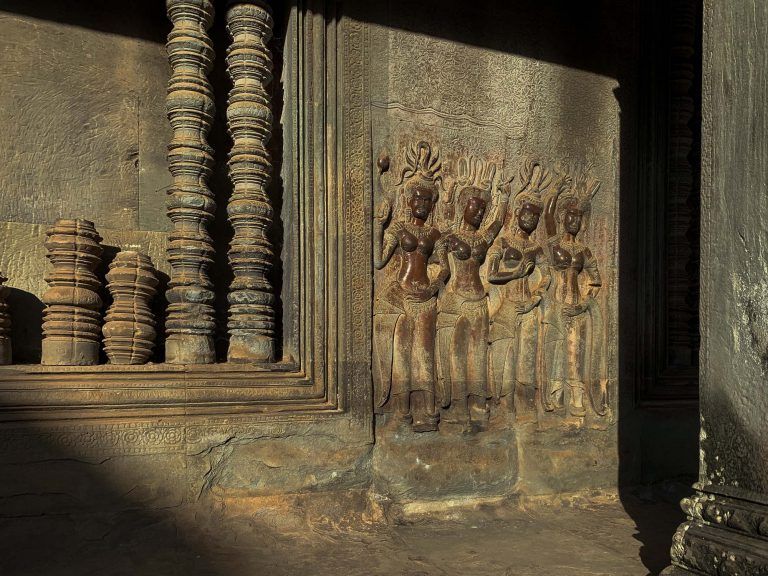 Weibliche Figuren in der Tempel Wand eingraviert