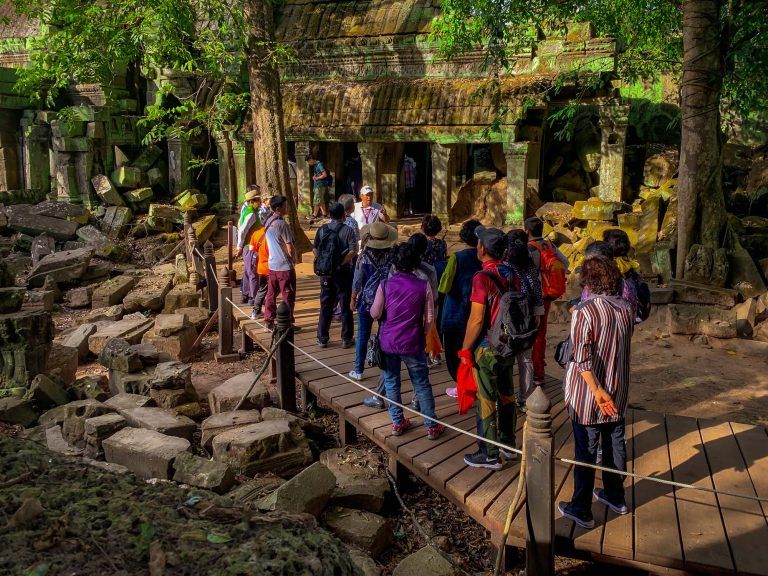 Touristengruppe stehend in Angkor Wat