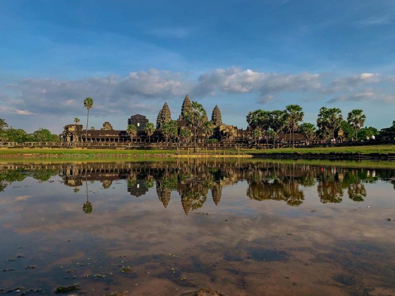 Angkor Wat Tempel gespielt im Wasser