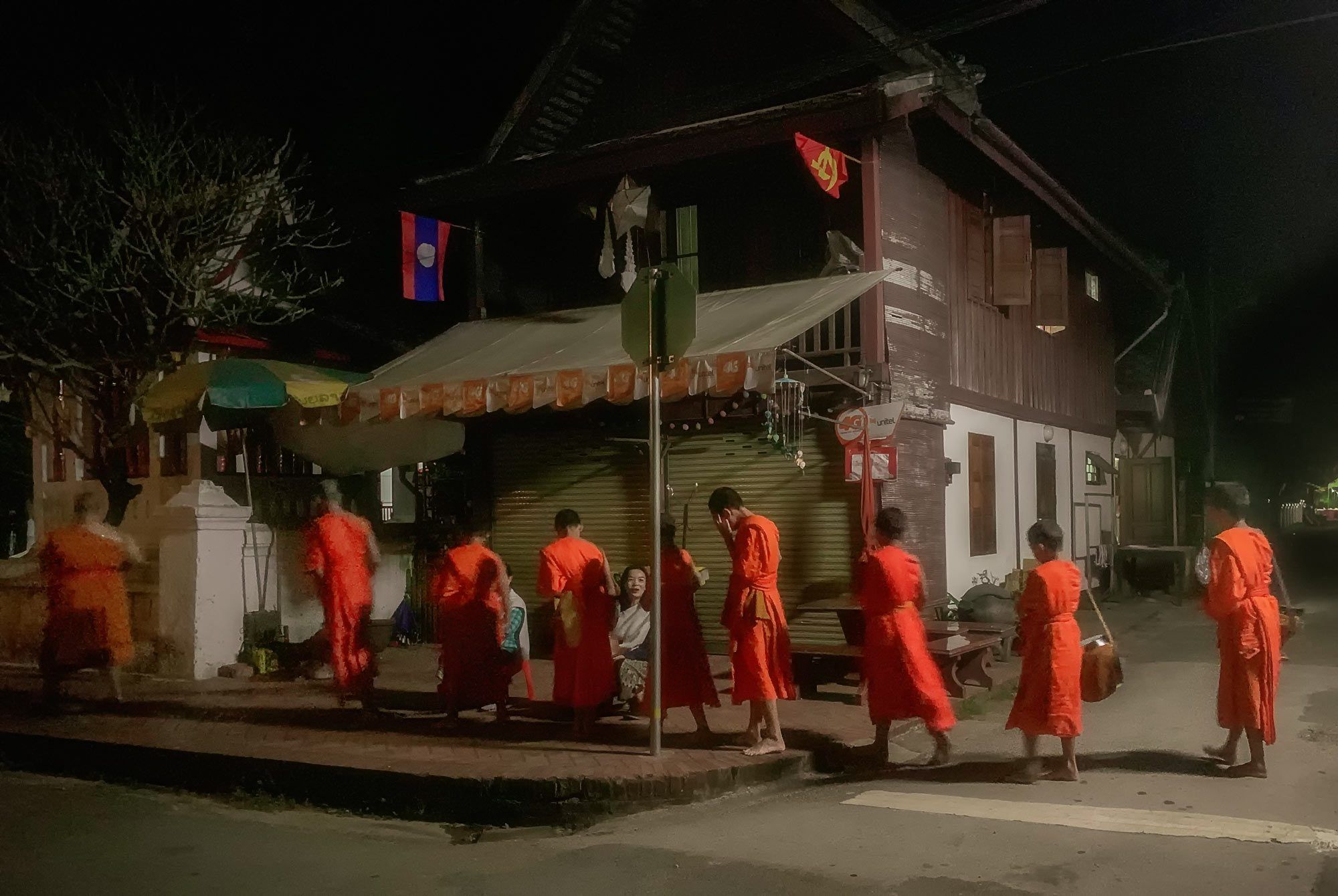 Mönche beim Almosengang in Luang Prabang