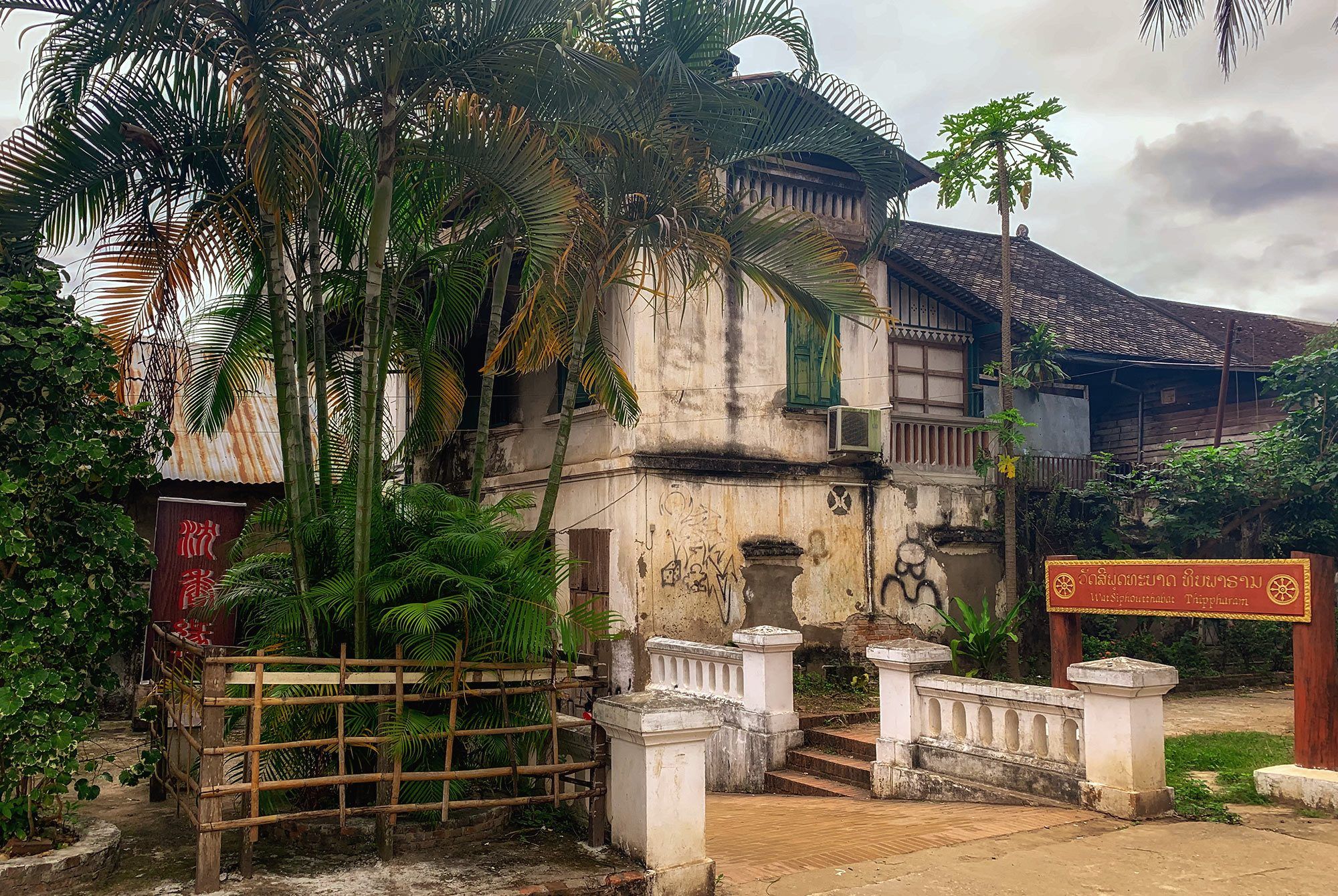 Alte Häuser am Fuß des Mount Phou Si