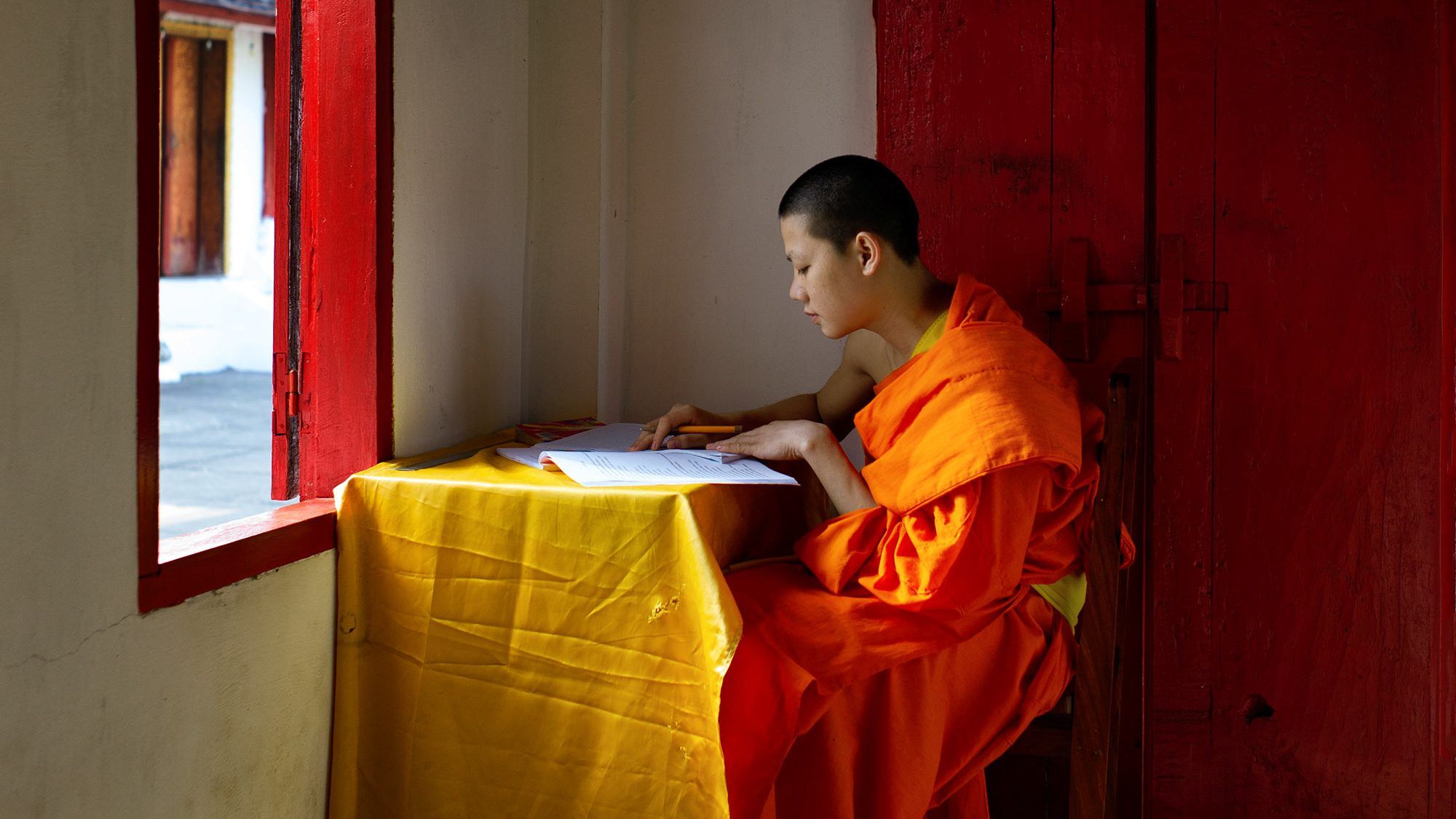 Mönch beim Studium