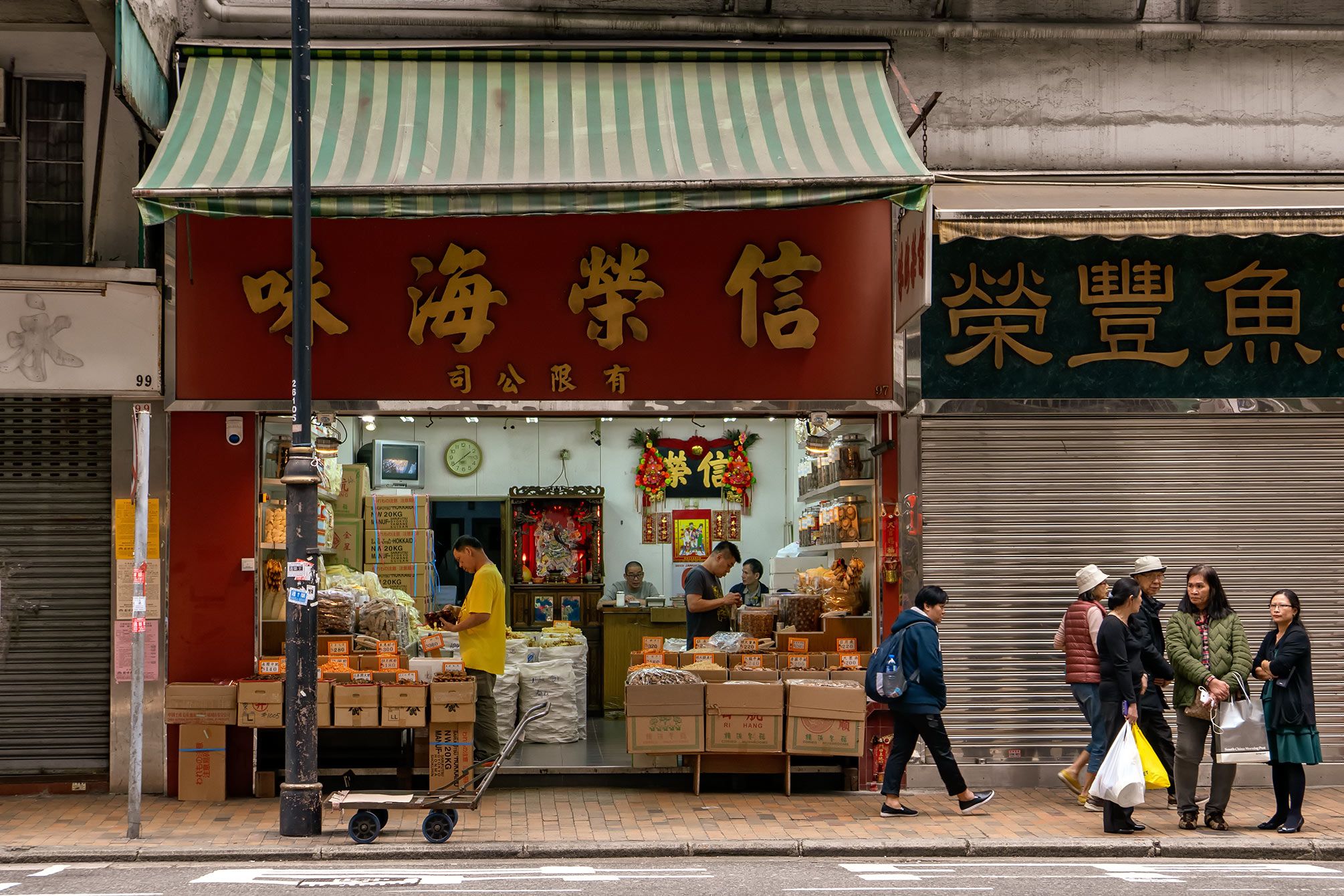 market scene in Queen Street