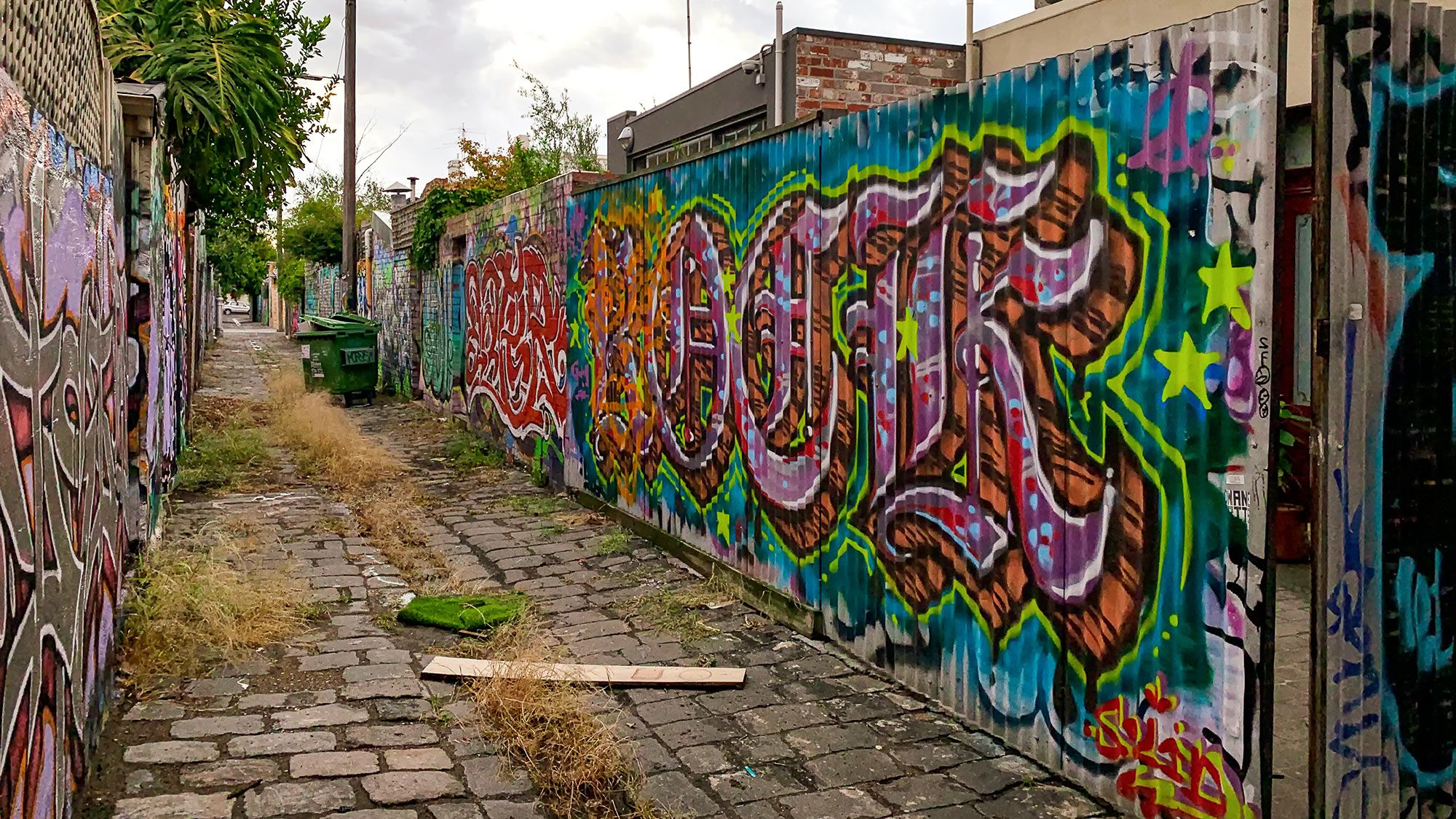 street art in fitzrock back alley