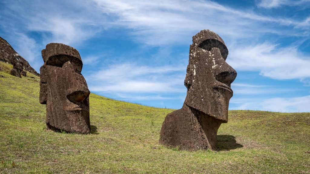 Moai am Rande des Rano Raraku