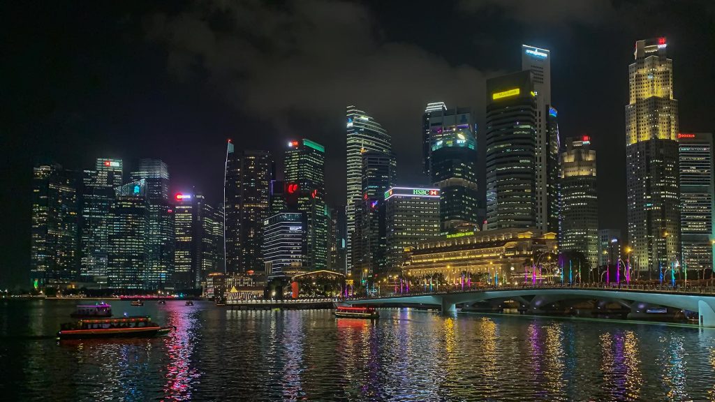 singapur skyline bei nacht